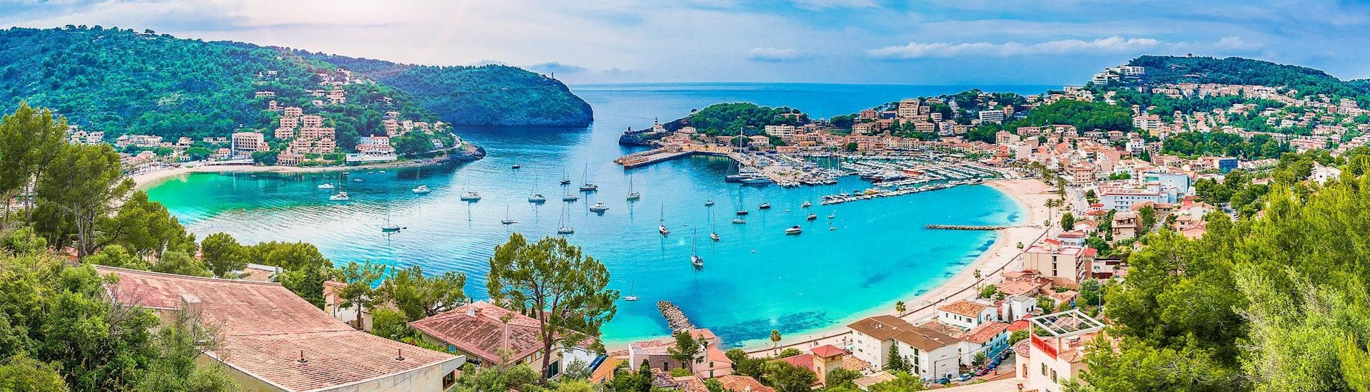 Ein wunderschöner Blick auf Port de Sollér, von wo aus man herrliche Bootstouren entlang der Westküste Mallorcas unternehmen kann.