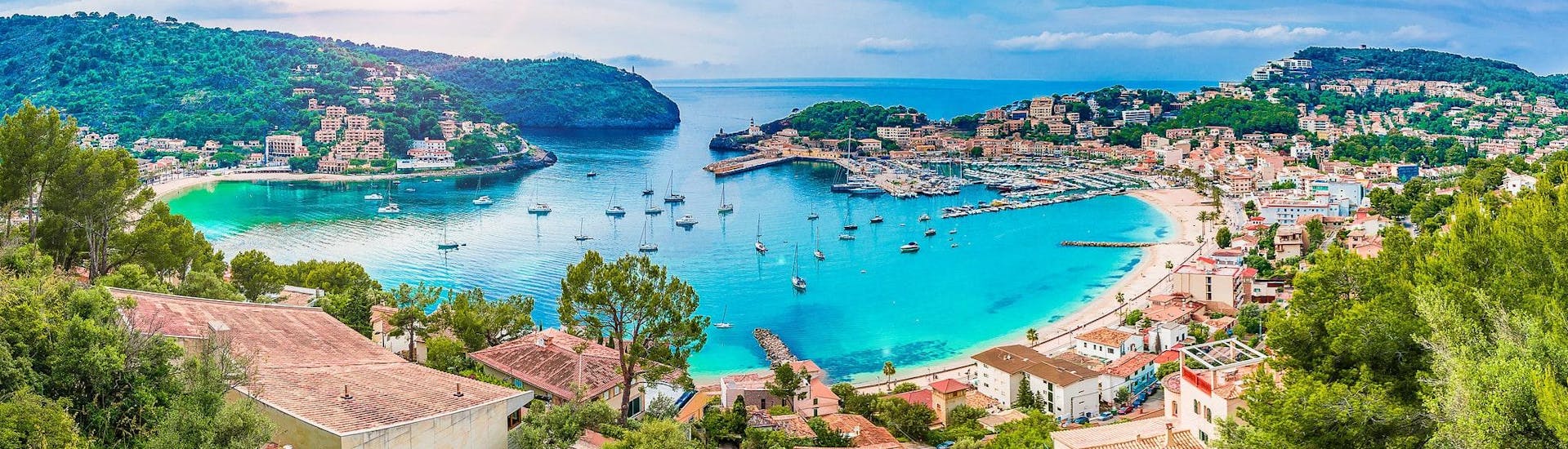 Ein wunderschöner Blick auf Port de Sollér, von wo aus man herrliche Bootstouren entlang der Westküste Mallorcas unternehmen kann.