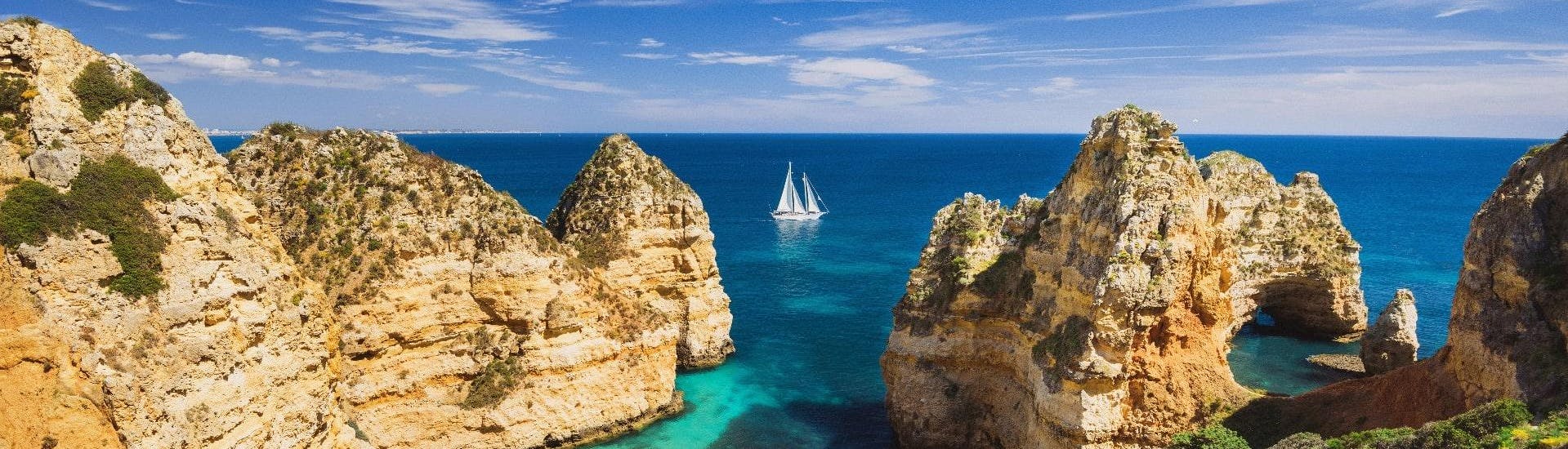 An image of the stunning rock formations of the Algarve coastline that can be viewed on a boat trip from Portimão.
