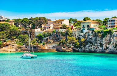Un catamaran dans la baie de Monte Cristo, un point de départ populaire pour les balades en bateau le long de la côte est de Majorque.