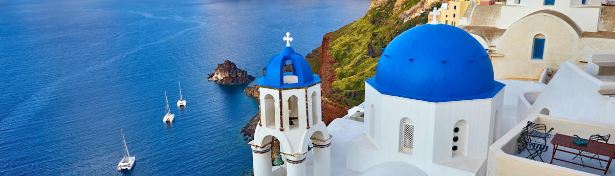 boat-trip-santorini_SEM-Resort-Hero1 Eine Luftaufnahme der Caldera, die man auf einer Bootstour in Santorini zu sehen bekommt.