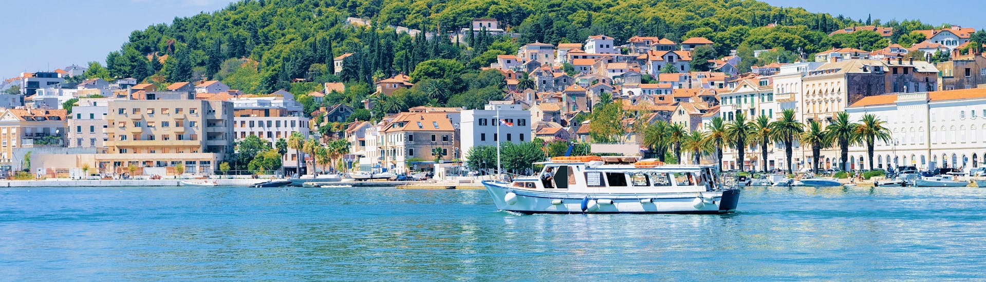 Un grupo de amigos hace un paseo en barco en Split, popular destino de vacaciones. 