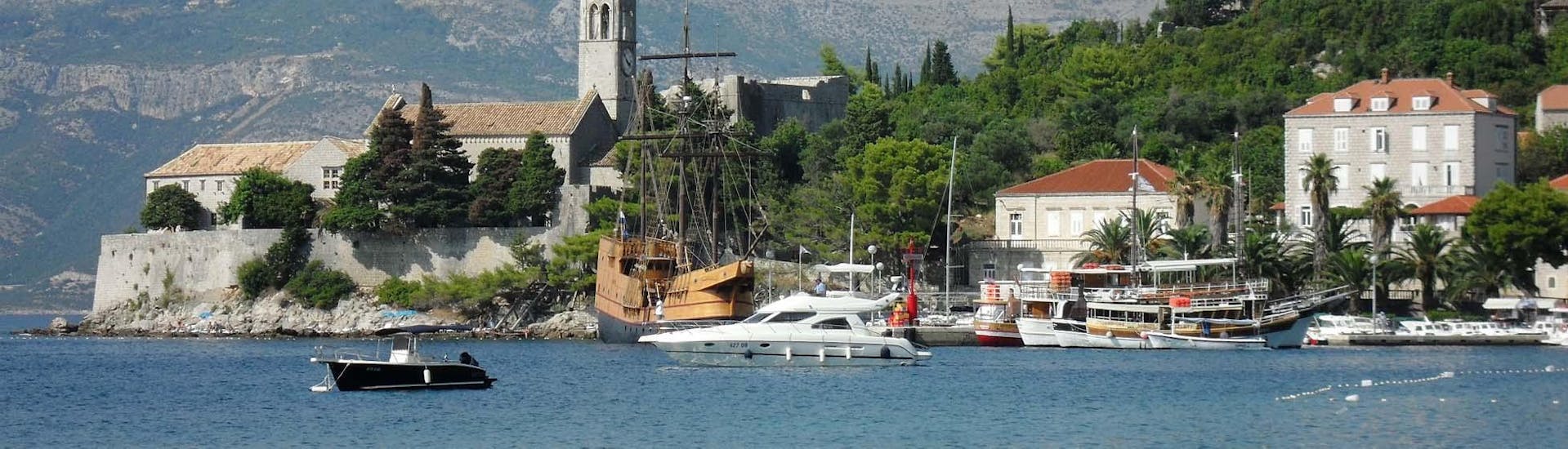 La barca di Dubrovnik Boat Tours in mare aperto durante la gita in barca alle isole Elafiti.