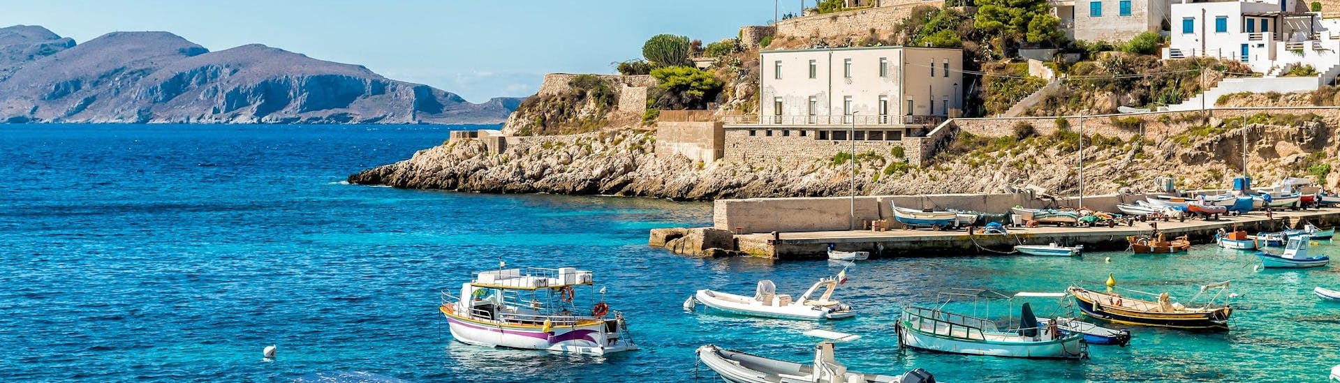 Vista dell'isola di Levanzo, che è una destinazione popolare per le gite in barca da Trapani in Sicilia.