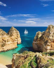Ein Bild der atemberaubenden Felsformationen entlang der Algarve, die man bei einer Bootstour von Vilamoura bestaunen kann.