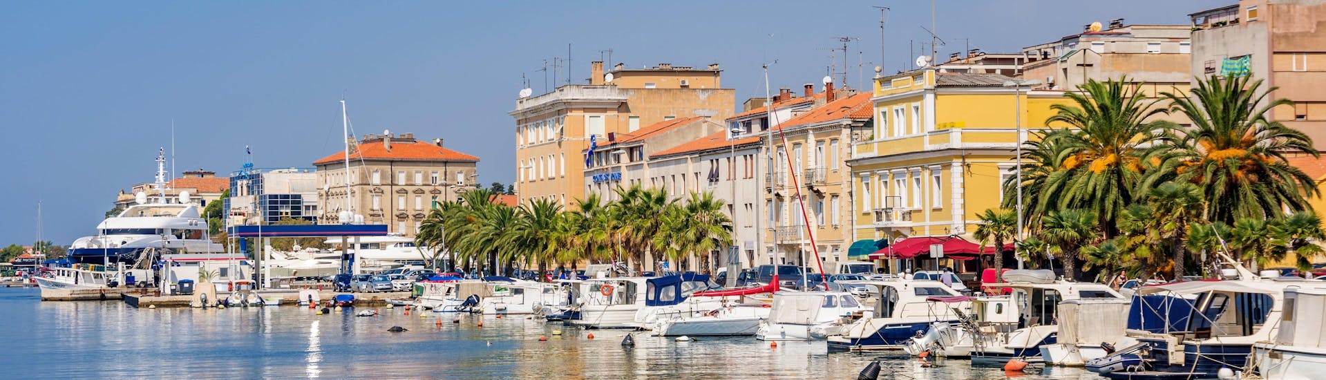 Un groupe d'amis fait une excursion en bateau dans la superbe destination Zadar.