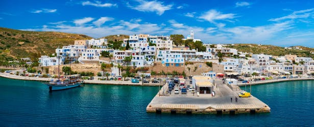 La jolie ville d'Adamantas, point de départ des excursions en bateau à Milos.
