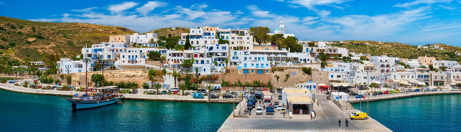 La graziosa cittadina di Adamantas, punto di partenza per le gite in barca a Milos.