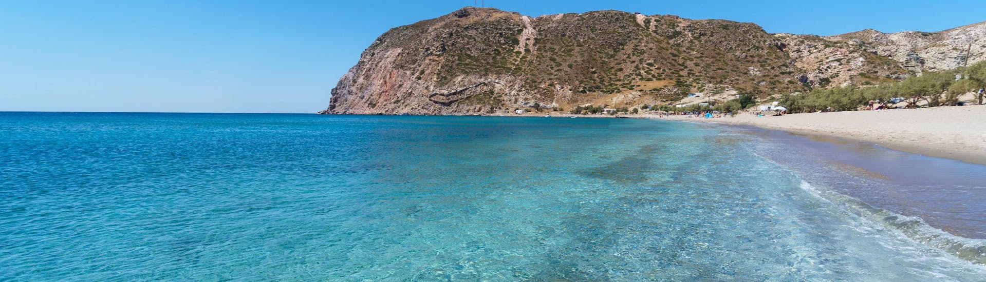 Vista sulla spiaggia di Agia Kiriaki, una splendida località da visitare durante una gita in barca a Milos.