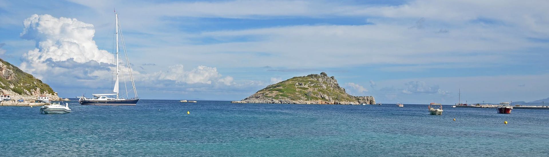 Il porto di Agios Nikolaos a Zakynthos, punto di partenza per le escursioni in barca nelle Isole Ionie.