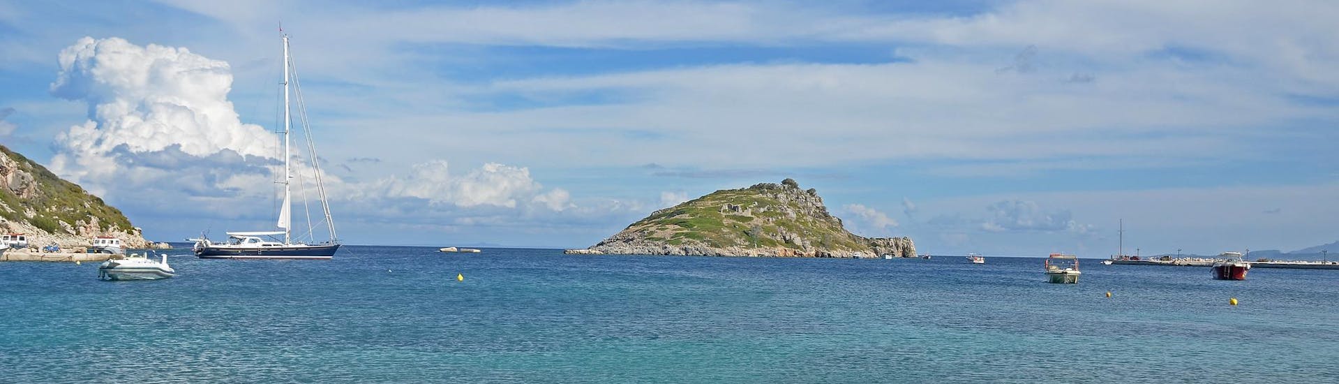 El puerto de Agios Nikolaos, en Zante, punto de partida de paseos en barco por las islas Jónicas.