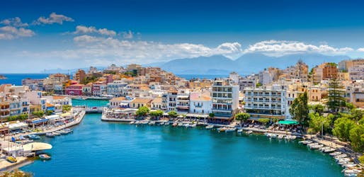 Foto van de haven van Agios Nikolaos, Kreta, een populaire bestemming voor boottochten.