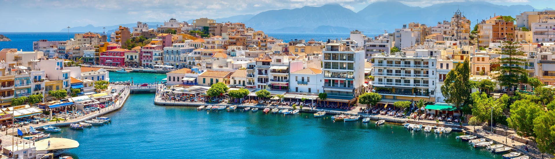 Immagine del porto di Agios Nikolaos, a Creta, una destinazione popolare per le gite in barca.