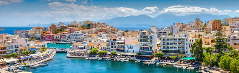 Bild des Hafens von Agios Nikolaos, Kreta, einem beliebten Ziel für Bootsfahrten.