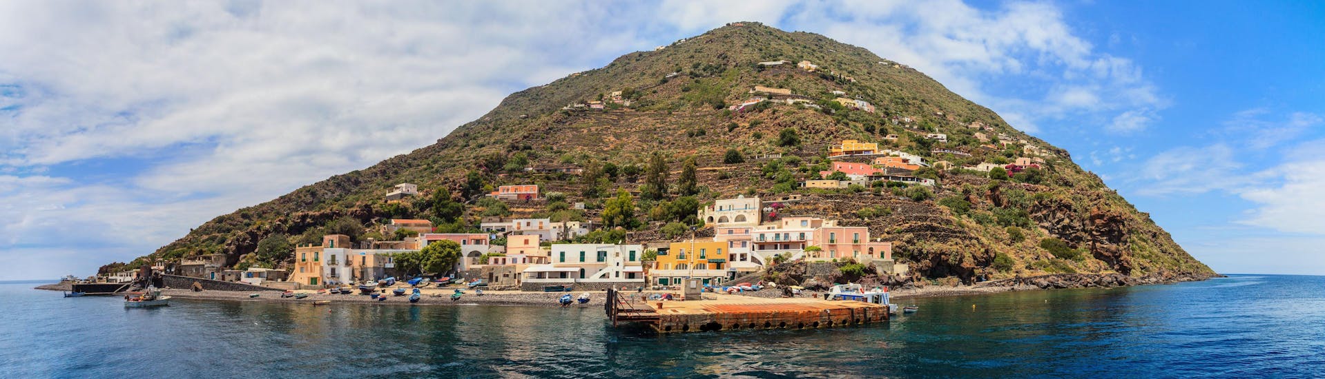 Vista de la isla de Alicudi, que se puede visitar con un paseo en barco a las Islas Eolias.