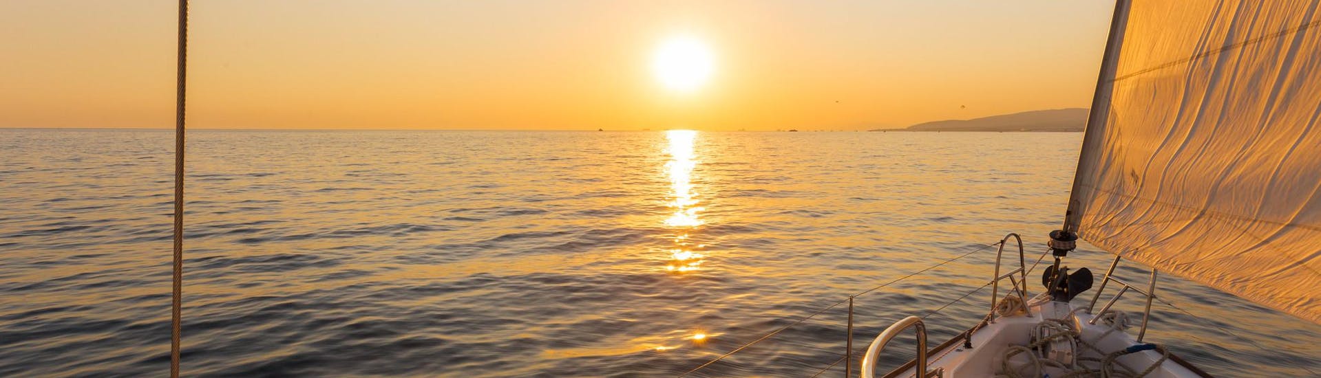 Il sole sorge durante una gita in barca all'alba.
