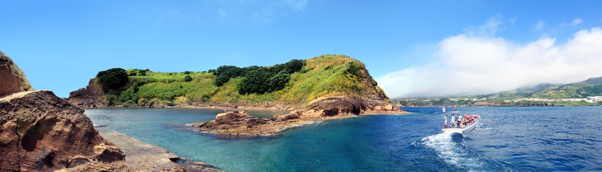 Uitzicht op het eilandje Vila Franca do Campo, een populaire bestemming voor boottochten op de Azoren.