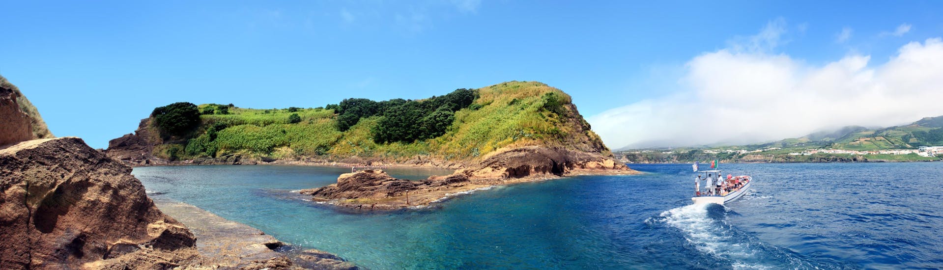 Uitzicht op het eilandje Vila Franca do Campo, een populaire bestemming voor boottochten op de Azoren.