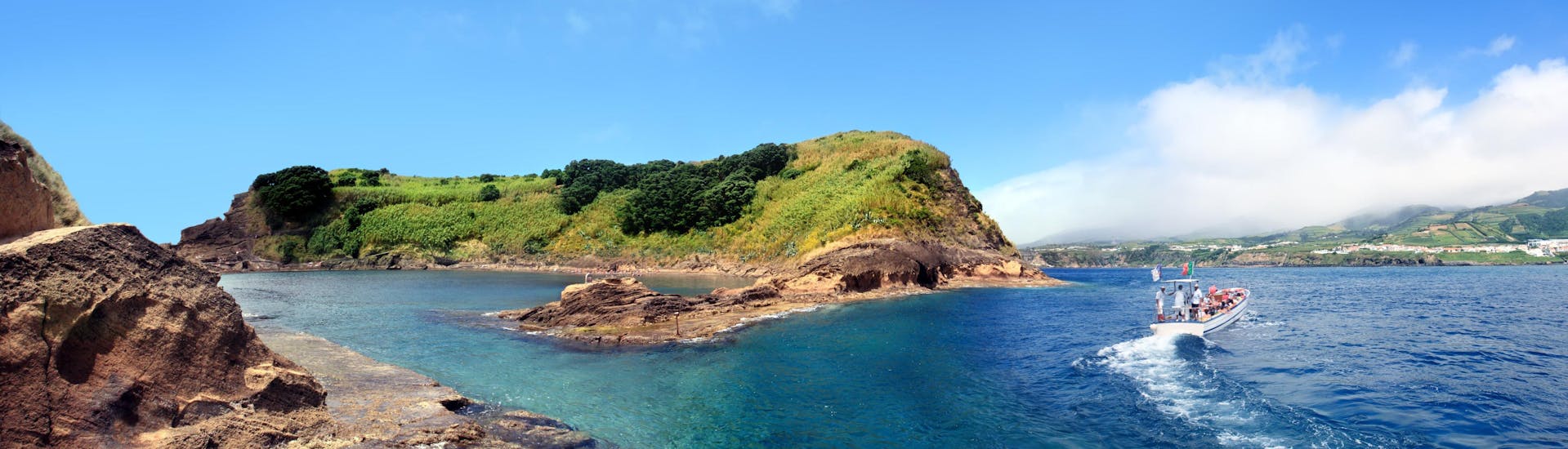 Vista de la isla de Vila Franca do Campo, un destino popular para los paseos en barco en las Azores.