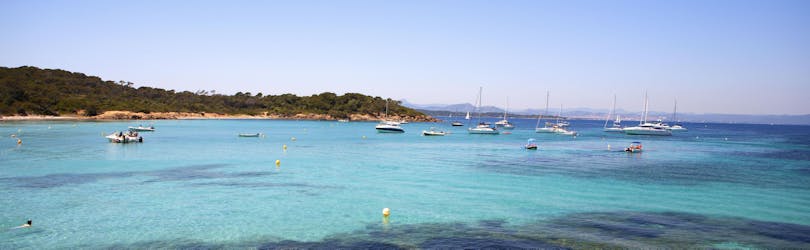 La merveilleuse côte de Bandol, une destination populaire pour les balades en bateau sur la Côte d'Azur.