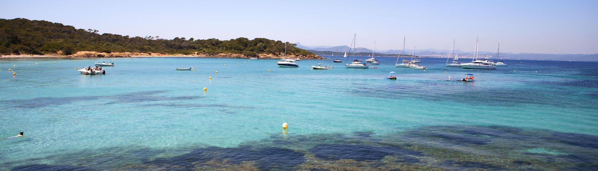 Die wunderschöne Küste von Bandol, ein beliebtes Ziel für Bootstouren an der Côte d'Azur.