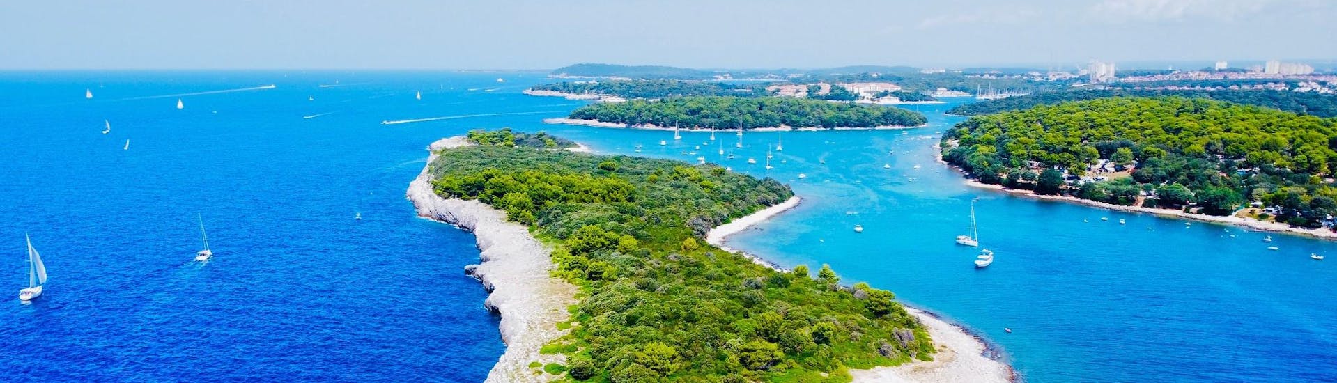 Luchtfoto van een eiland in Banjole, een niet te missen locatie voor boottochten in Kroatië.