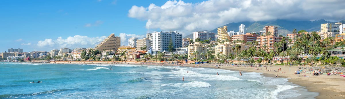 boat-trips-benalmadena_SEM-Resort-Hero Vista de la costa de Benalmádena, Málaga, un destino popular para los viajes en barco.