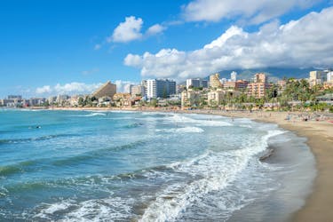 Vista de la costa de Benalmádena, Málaga, un destino popular para los viajes en barco. 