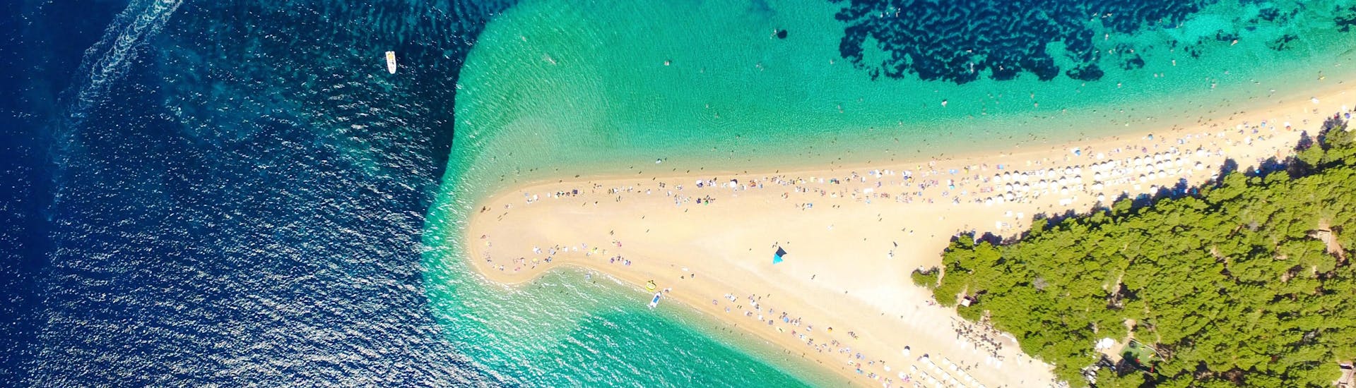 Luftaufnahme des Strandes Zlatni rat in Bol, Insel Brac, Kroatien.