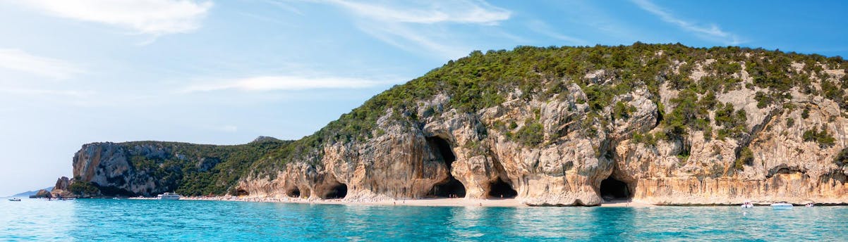 Boat Trips Cala Luna SEM Vista de las aguas cristalinas y las cuevas de Cala Luna, Cerdeña.