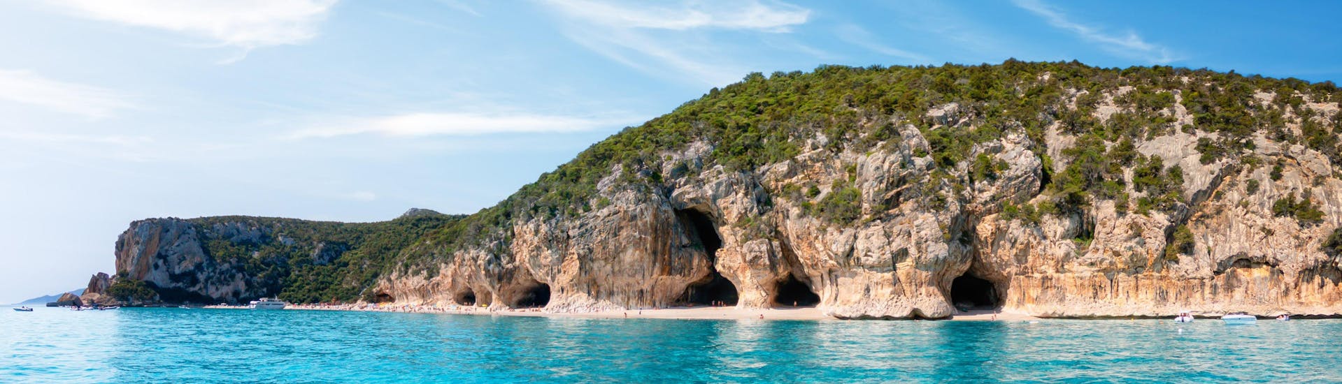 Foto van de grotten langs de kust van Cala Luna, Sardinië, een populaire bestemming voor boottochten.