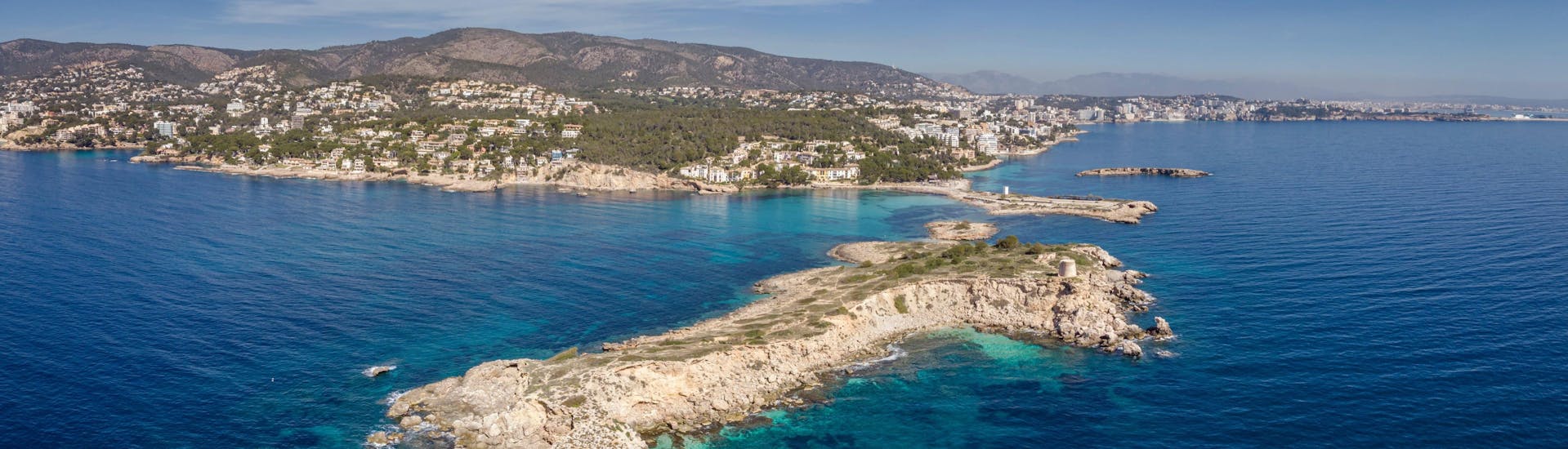 Uitzicht op Illetes strand, Calvià, Mallorca, een populaire bestemming voor boottochten. 