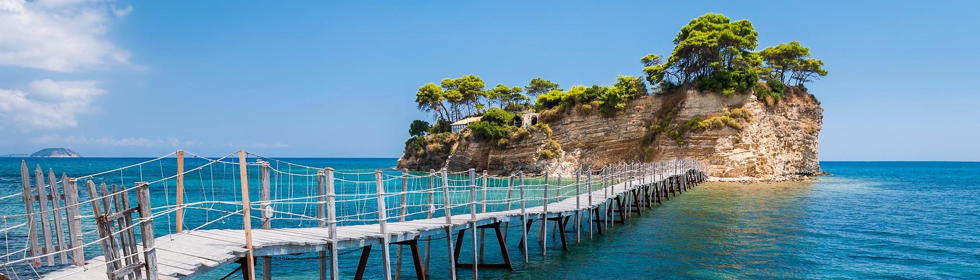 Vue sur l'île de Cameo, un endroit idyllique que l'on peut atteindre en faisant une balade en bateau à Zakynthos.