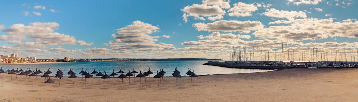 boat-trips-can-pastilla_SEM-Resort-Hero Panorama de la plage et du port de Can Pastilla, un endroit idéal pour les excursions en bateau sur la Costa Brava.