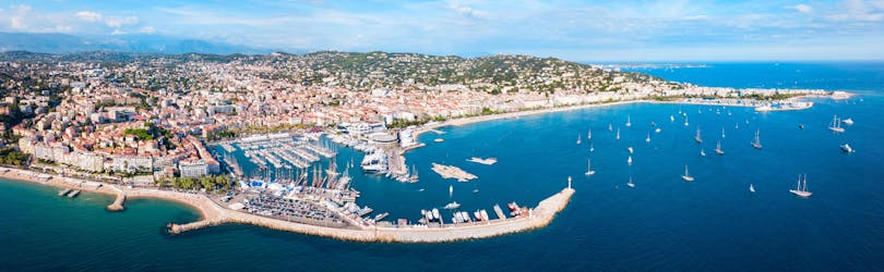 Foto de Cannes, en Francia, donde se pueden reservar excursiones en barco.
