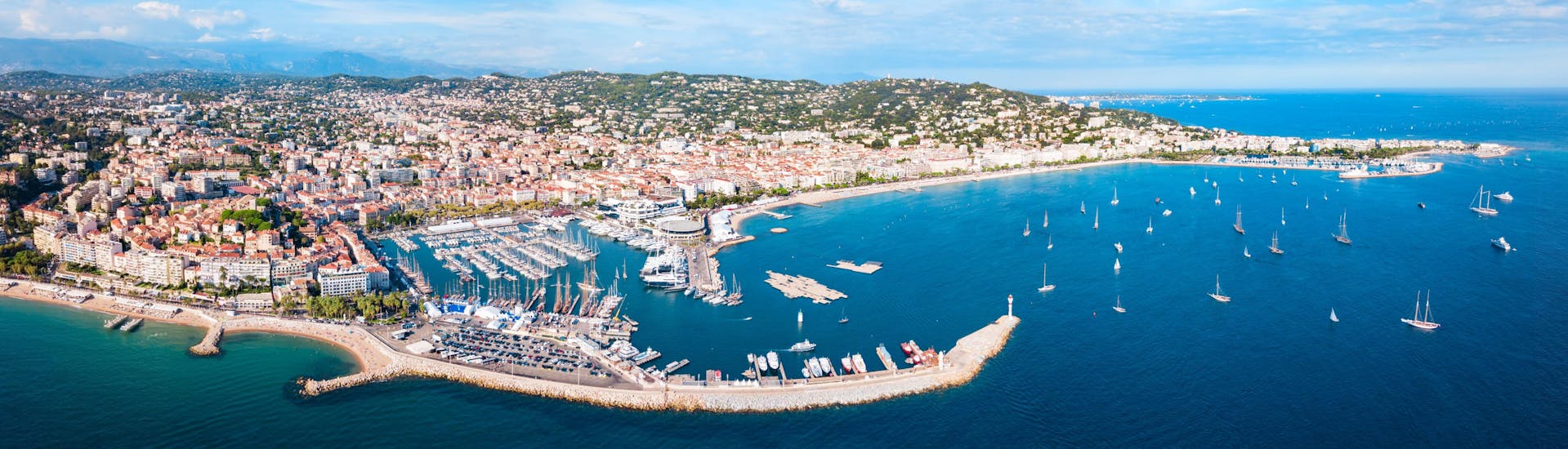 Un bateau navigue le long du littoral du parc naturel de l'Estérel, qui est une destination populaire pour les balades en bateau depuis Cannes.