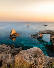 Blick auf die Blaue Lagune in der Nähe von Kap Greco, einem fantastischen Ziel für Bootstouren auf Zypern.