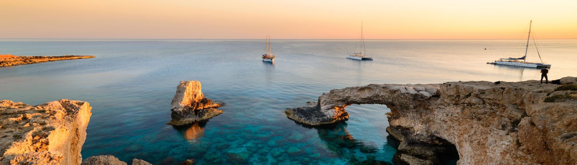Blick auf die Blaue Lagune in der Nähe von Kap Greco, einem fantastischen Ziel für Bootstouren auf Zypern.