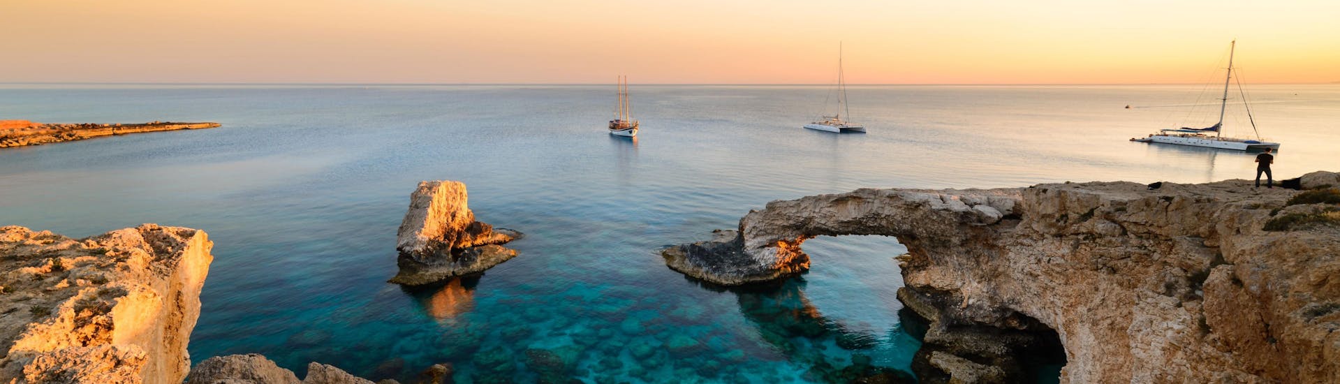 Vue sur le Lagon bleu près du cap Greco, une destination incroyable pour les balades en bateau à Chypre.