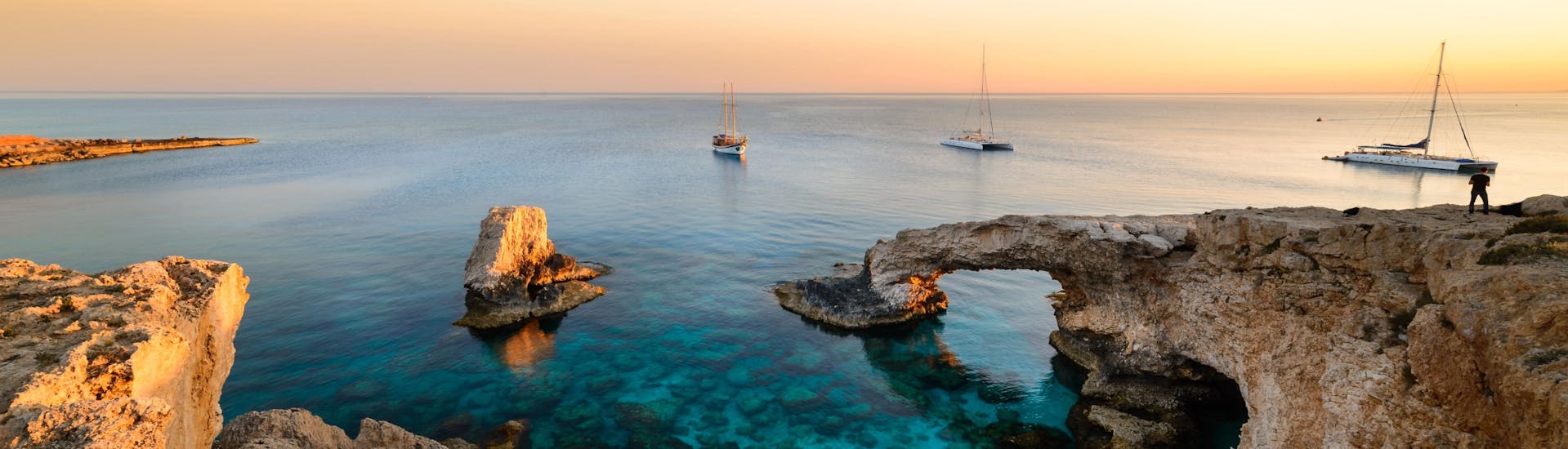 Vista de la Laguna Azul cerca del Cabo Greco, un destino increíble para los paseos en barco en Chipre.