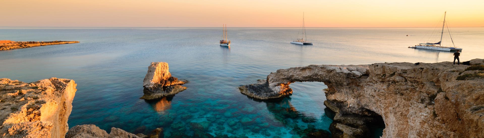 Vista de la Laguna Azul cerca del Cabo Greco, un destino increíble para los paseos en barco en Chipre.