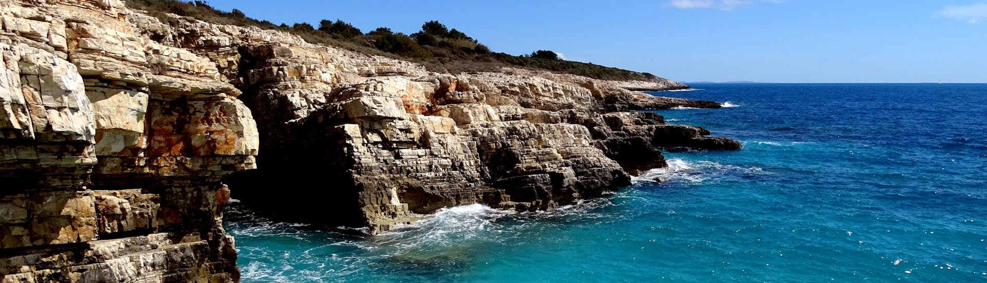 Foto van water dat tegen Kaap Kamenjak botst, een mooie bestemming voor boottochten in Istrië, Kroatië.