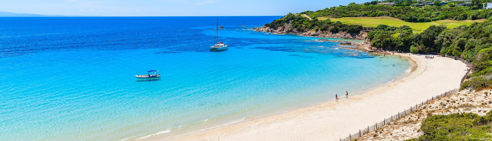 Two boats are anchoring at a stunning beach near Cargèse, where many boat trips in Corse du Sud are starting from.