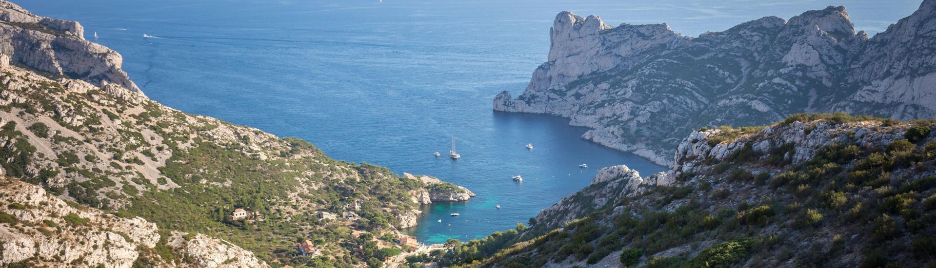 Vue sur la calanque de Sormiou avec des bateaux naviguant dans la belle mer turquoise de la Méditerranée. Marseille, Cassis.