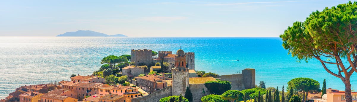 boat-trips-castiglione-della-pescaia_SEM-Resort-Hero Blick auf die Stadt Castiglione della Pescaia, Ausgangspunkt vieler Bootstouren.