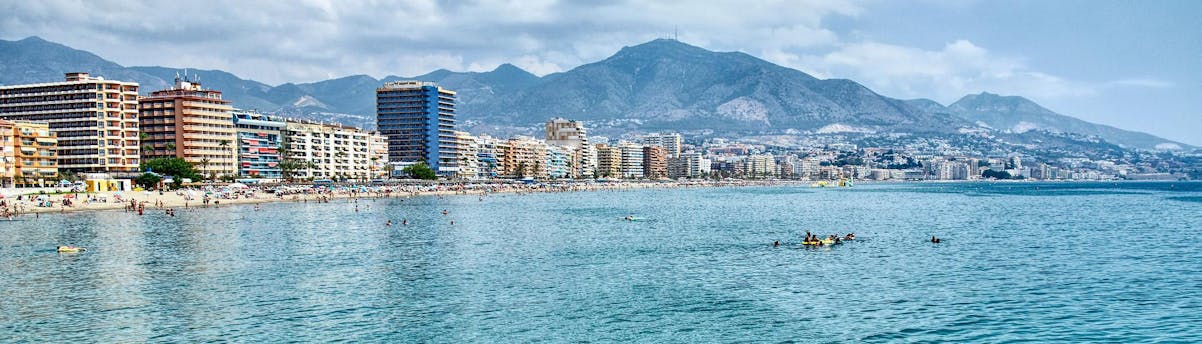 boat-trips-costa-del-sol_SEM-Resort-Hero Ein wunderschöner Strand an der Costa del Sol, den man mit einer Bootstour entdecken kann.