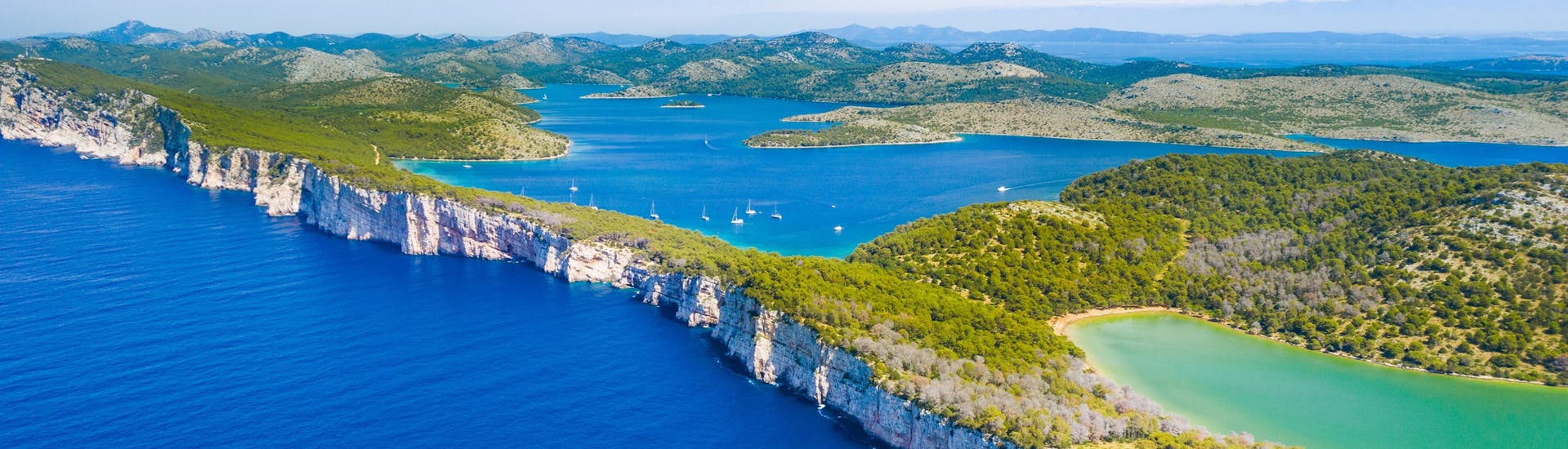 Los acantilados de la hermosa isla de Dugi Otok, que podrá descubrir con un paseo en barco.
