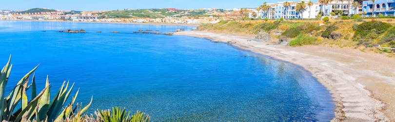 Ein schöner Strand in der Nähe von Estepona, den man mit einem Boot entdecken kann.
