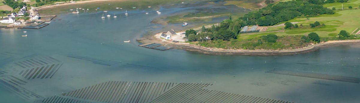 boat-trips-Étel_SEM-Resort-Hero Vista sul fiume a Étel, che si può visitare con una gita in barca.