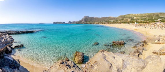 Blick auf den Strand von Falasarna, Kreta, ein beliebtes Ziel für Bootstouren. 